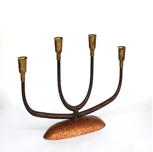Candélabre minimaliste en fil de fer noir courbé, monobloc, avec deux boucles pour deux bougies chauffantes. Disponible au prix de gros. - Product Image 3