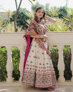 Chaniya Choli blanc pour Navratri, en coton mousseline épais, imprimé numérique, broderie miroir, dentelle fantaisie, dupatta avec latkan, tenue pour le festival Garba - Product Image 3