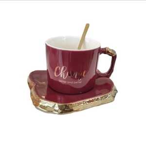 Ensemble tasse et soucoupe en céramique écologique de luxe ZamZam Industries, bordure dorée bordeaux, inscription personnalisable, design glamour, tapis antidérapant - Product Image 2