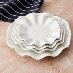 Juego de vajilla de porcelana blanca brillante con forma de hoja de loto, platos redondos con borde ondulado en relieve, apto para lavavajillas y microondas, para uso diario. - Product Image 1