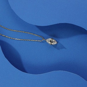 Collier de fiançailles et de mariage en diamant de laboratoire taille marquise pour femme, or jaune 22 carats rhodié, pendentif solitaire classique IGI - Product Image 4
