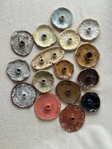 Portavelas de cerámica redondo a rayas hecho a mano para mesa en decoración del hogar, restaurantes y rituales religiosos por UO INDIA. - Product Image 5