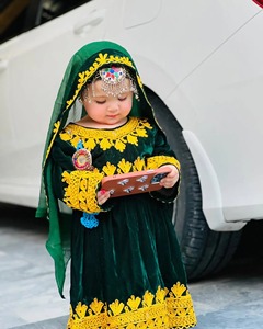 Vestido Regional Verde Terciopelo para Niñas, Manga Larga, Encaje Hecho a Mano, Bordado, Traje Tradicional para Festivales y Fiestas - Product Image 1