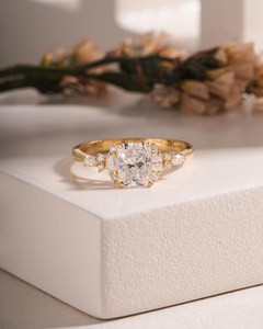 Anillo de compromiso de diamante talla radiante en oro amarillo macizo con engaste de puntas, detalles laterales de racimo marquesa y redondo, banda lisa, estilo vintage - Product Image 1