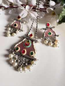 Conjunto de collar largo de lujo indio Kundan Fusion de la mejor calidad con aretes para mujer, ideal para fiestas u ocasiones especiales, disponible a buen precio. - Product Image 5