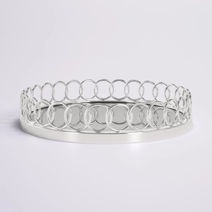 Plateau de présentation élégant en miroir argenté avec bordure ornée en chrome poli pour la décoration de maison de luxe - Product Image 1