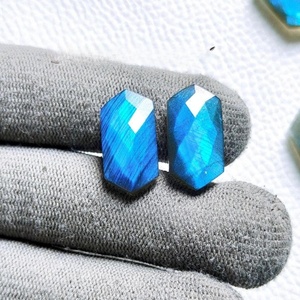 10 piezas de labradorita facetada de 10x20 mm, piedras preciosas briolette con destellos azules y verdes, piedra natural suelta, cabujones para fabricación de joyas. - Product Image 1