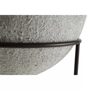 Vase de sol moderne Glided Bloom gris et noir sur support en métal noir, design minimaliste, fabrication artisanale - Product Image 2
