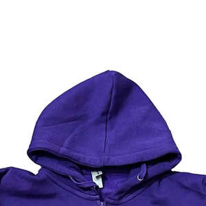 Sudadera con pedrería única y diseño brillante, tela suave, ajuste cómodo, perfecta para looks casuales y elegantes. - Product Image 3