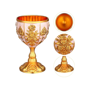 Calice d'église créatif en métal avec finition plaquée or brillant, motif floral en relief et patène ronde – Accessoires pour la liturgie - Product Image 3