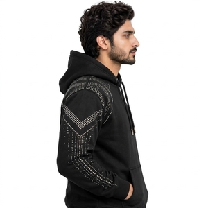 Corte holgado, tela suave y diseño moderno para la moda. Sudadera con pedrería Rhine, con detalles de piedras brillantes y forro polar cálido. - Product Image 3