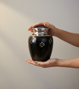 โกศบรรจุอัฐิสัตว์เลี้ยงอะลูมิเนียมสีดำสนิท ดีไซน์หรูหรา พร้อมฝาเกลียวล็อคแน่นหนา สลักลายอุ้งเท้าสีเงิน แสดงความรำลึกถึงสัตว์เลี้ยงอย่างสง่างามและยาวนาน สีที่สามารถกำหนดเองได้ - Product Image 3
