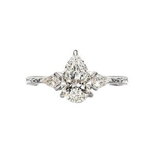 Diamante Cultivado en Laboratorio con Certificación IGI, Corte Pera, Piedras Laterales en Forma de Cometa, Oro Sólido de 10K, 14K, 18K, Color DEF, Claridad VVS, Joyería Fina - Product Image 2