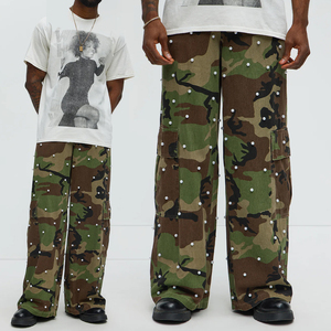 Ensemble camouflage perlé personnalisé pour homme : T-shirt vintage graphique oversize et pantalon cargo camouflage woodland clouté – Ensemble 2 pièces - Product Image 1