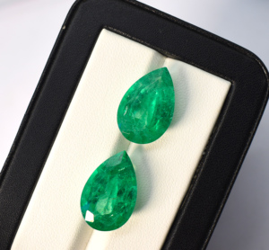 Émeraude colombienne de culture en forme de poire avec inclusions, 20x13 mm, 15,00 carats - Product Image 4