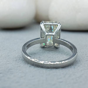 Anillo de Compromiso D'VINS JEWELS con Diamante Corte Esmeralda de 2ct VVS/VS EF, Oro Sólido de 14K, Certificado IGI, Estilo Moderno Unisex - Product Image 6
