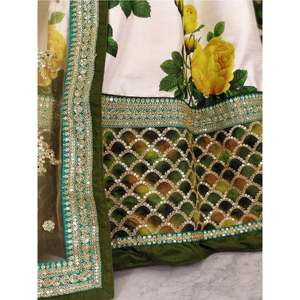 Vestido de novia de seda con estampado floral de rosas en tonos blanco y amarillo, estilo lehenga choli - Product Image 2