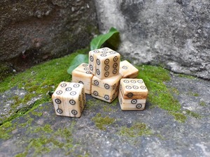 Dés ronds blancs polis de qualité supérieure, écologiques, faits à la main, pour l'art moderne et les objets de collection, cubes numérotés en matériau naturel, pour utilisation sur table. - Product Image 5