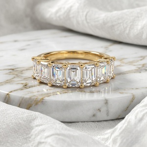 Bague de luxe pour femme plaquée or, sertie de 1,05 carat de pierres de laboratoire taille émeraude, demi-éternité - Product Image 2