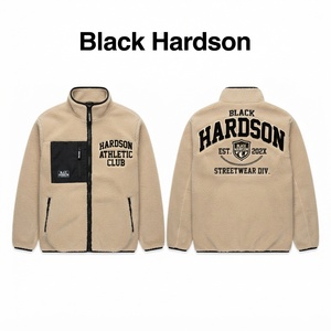 เสื้อแจ็คเก็ตขนแกะพรีเมียม 300 GSM แบบมีฮู้ด ผ้าเชอร์ปาเนื้อนุ่ม อุ่นสบาย สีเบจ-ดำ ตัดต่อแผงด้านหน้า ซิปเต็มตัว อบอุ่น กันน้ำ - Product Image 1