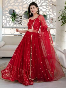 Robe de soirée rouge brodée en satin floral coupe trapèze, style Lehenga Choli avec dupatta en filet, taille empire, style Banarasi, pour réception de mariage - Product Image 1