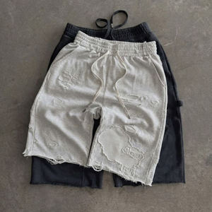 Shorts de jogging tricotés surdimensionnés pour homme, longueur genou, avec ourlet brut, déchirés et usés, style décontracté, collection été - Product Image 3