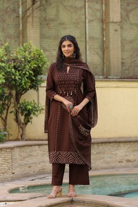 Ensemble Kurti droit en pur coton de qualité supérieure pour femme, avec pantalon et dupatta, orné de motifs imprimés et de broderies miroir - Product Image 4