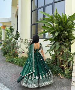 Ensemble de lehenga de mariage traditionnel indien pakistanais vert brodé pour femmes avec bordure argentée, coupe régulière, longueur au sol, en soie - Product Image 4