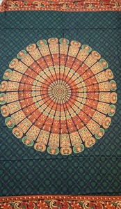 Tapisserie murale mandala bohème, décoration murale en tissu imprimé, art abstrait circulaire, décoration intérieure, design fleurs et plantes, pièce unique - Product Image 1