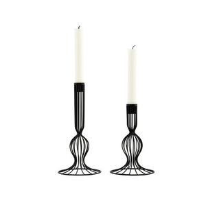 Portavelas de metal inspirado para velas de té, diseñado para una armonía decorativa a través de la iluminación ambiental y un confort orgánico. - Product Image 2