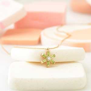 Pendentif flocon de neige en péridot vert, pierre de naissance, minimaliste, argent sterling 925 plaqué or 14 carats, cadeau - Product Image 2