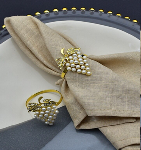 Anneaux de serviette minimalistes en fil d'or avec un accent perlé central. Intemporel. Disponible aux prix de gros. - Product Image 2