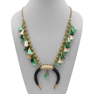 Collier bib ethnique en laiton fait main, personnalisé OEM ODM, avec pendentif croissant enveloppé de fil vert, bijou statement - Product Image 3