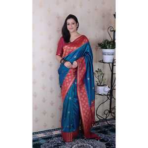 Sari en soie Banarasi bleu doux tissé par Elite Weaves avec un motif ondulé Zari unique, chemisiers et chemises pour femmes 650g - Product Image 6