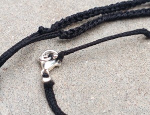 Collier pendentif en argent 925 naturel brut fait main |   Forme de goutte d'eau classique plaquée argent |   Cordon en fil tressé noir |   Cristal - Product Image 5