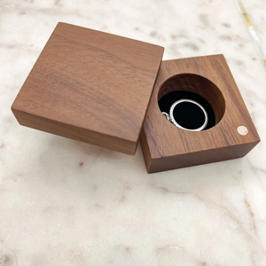 Boîte en bois massif de luxe |   Boîte à bagues de fiançailles fine artisanale en bois de noyer, étui de voyage magnétique pour bagues de mariage - Product Image 1
