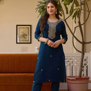 Ensemble de fête moderne pour femme en viscose Chanderi, avec broderies de perles, et dupatta imprimé en organza Tabby – Collection ethnique B2B - Product Image 6