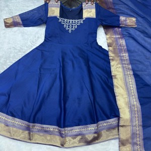 VASTRA COTTAGE Kurti de Seda Jacquard Bordado con Forro Completo y Dupatta, Vestido Étnico con Corte Acampanado - Product Image 3