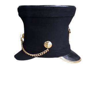 Sombrero Shako Negro Estilo Inglés con Emblema Dorado y Pluma Roja para Fiestas, para Hombre Adulto - Product Image 5