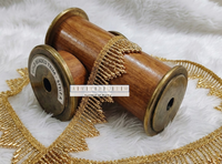 Dentelle tressée Zig-Zag Premium Or avec pompons de perles vibrantes et franges de perles géantes pour la confection de Lehngas et de robes de luxe