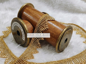 Encaje Trenzado Zig-Zag Dorado Premium con Borlas de Perlas Vibrantes y Flecos de Cuentas Grandes para Diseños de Lehnga y Vestidos de Lujo - Product Image 2