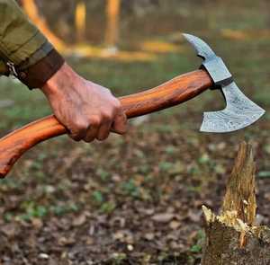 Hacha Vikinga de Acero de Damasco Forjada a Mano, Venta Directa de Fábrica, para Campismo y Supervivencia al Aire Libre, con Funda de Cuero - Product Image 1