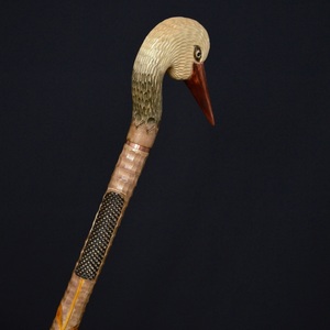 Canne de marche de luxe en bois sculpté à la main, design rustique écologique, tête de corbeau, multifonctionnelle pour usage extérieur et retraite - Product Image 1