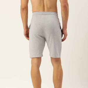 กางเกงขาสั้นกีฬาผู้ชาย สีเทา-ดำ ผ้าโพลีเอสเตอร์ 100% เอวยางยืด แห้งเร็ว ระบายอากาศได้ดี ปรับแต่งได้ สไตล์ไฮสตรีท - Product Image 3