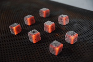 Briquetas de Carbón Vegetal Negro Premium CocoRiki (Cáscara de Coco) en Forma de Cubo, Hechas a Máquina para Barbacoa, Hookah y Shisha - Product Image 2