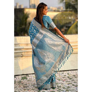 ผ้าไหมซาตินลายผีเสื้อสีฟ้าแบบ Banarasi Jaal พร้อมลายปักดิ้นสีชมพู  เสื้อผ้าอินเดียและปากีสถาน - Product Image 3