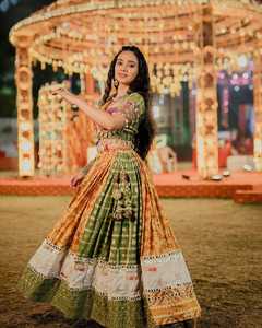 Ensemble spécial Navratri en coton mousseline imprimé numériquement, avec travail de miroirs et dentelle faite à la main, comprenant un Lehenga Choli et un Dupatta en dentelle Resa - Product Image 3