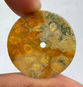 Esfera de Reloj de Coral Natural de 28 mm, Pulida por un Lado, Redonda, Dorada, de 0.80 mm de Grosor, Modelo ETH-10150 de a K Gems, para Fabricación de Relojes - Product Image 3