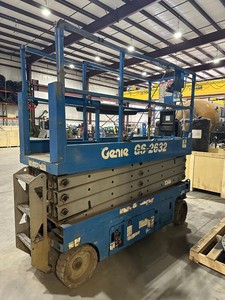 รถยกกรรไกรไฟฟ้า Genie GS-2632 คุณภาพสูง รุ่นใหม่ ระยะยก 10 เมตร แพลตฟอร์มทำงานบนที่สูง ได้รับการรับรองมาตรฐาน CE อุปกรณ์ไฮดรอลิก รับน้ำหนักได้ 1000 กิโลกรัม - Product Image 2