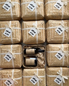 Caja de Regalo Cuadrada de Bambú Tejido a Precio Económico con Orquídea Blanca y Etiqueta para Boda - Product Image 6